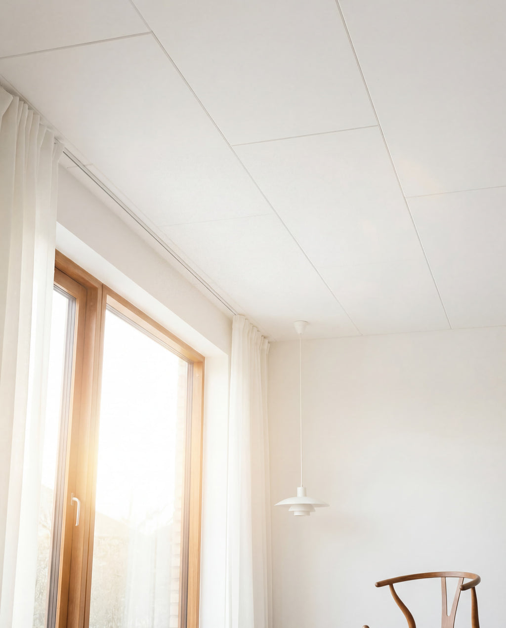 Arku akustikpanel i råhvid transformere ældre 70'er bolig og gør rummet moderne og roligt. 